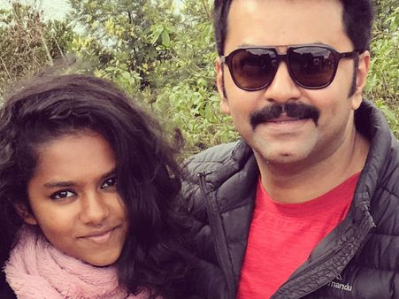 ദിലീപിന്റെ മകള്‍ മാത്രമല്ല, ഇന്ദ്രജിത്തിന്റെ മകളും നല്ല അസ്സലായി ഗിറ്റാര്‍ വായിച്ച് പാടും, ഇത് കണ്ടോ