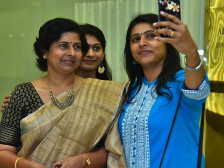 മമ്മൂട്ടി മുഖ്യാതിഥിയായ ചടങ്ങില്‍ ശ്രദ്ധേയായ ആദ്യകാല നായികയും മകളും, എന്താ കാര്യം?