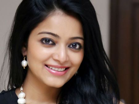 നായികമാര്‍ക്ക് 'ക്യൂട്ട്‌നസ്സ്' നിര്‍ബന്ധമാണോ.. എന്തിനാണത് എന്ന് ചാക്കോച്ചന്റെ നായിക ചോദിക്കുന്നു