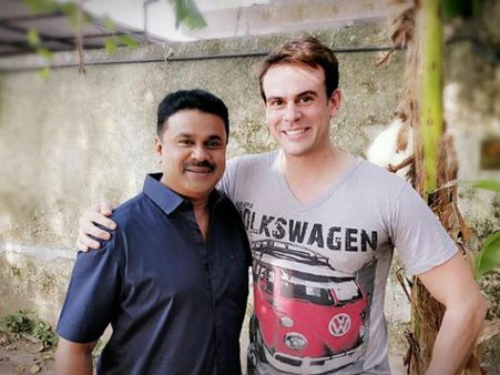 പുതിയ ലുക്കില്‍ സന്തോഷത്തോടെ ദിലീപ്, കൂടെയുള്ളത് ആരാണെന്നറിയുമോ? കമ്മാരസംഭവം അവസാന ഘട്ടത്തില്‍!