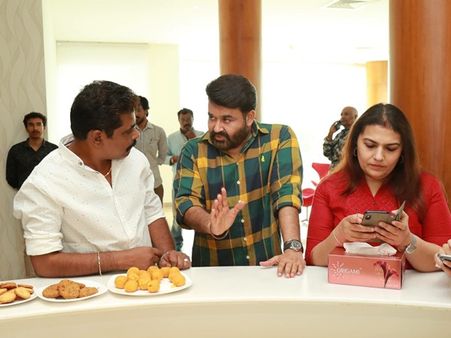 ഒടിയന്‍ ലുക്ക് മാറി മോഹന്‍ലാല്‍ സുന്ദരനായോ? പുതിയ ചിത്രങ്ങള്‍ സോഷ്യല്‍ മീഡിയയില്‍ വൈറലാവുന്നു!!