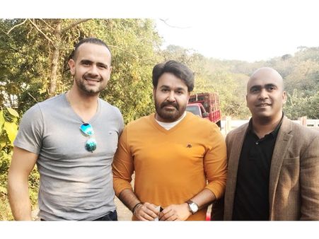 മീശ പിരിക്കാനില്ലെങ്കിലും ലാലേട്ടന്‍ സൂപ്പറാണ്! പുതിയ ലുക്ക് കിടിലനാണെന്ന് ട്രോളന്മാര്‍!!