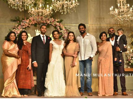 സംയുക്ത വര്‍മ്മയും ഭാവനയും നവീനുമൊപ്പം മഞ്ജു വാര്യരും, മോണിക്കയുടെ വിവാഹ സല്‍ക്കാര ചിത്രങ്ങള്‍ കാണൂ