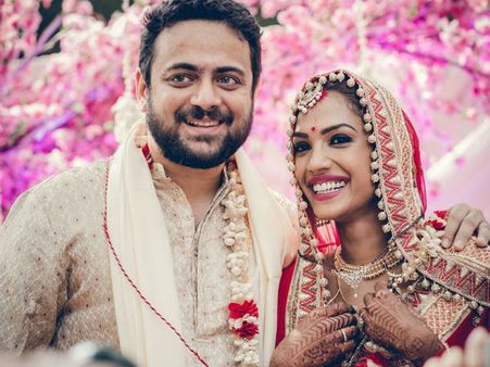 വിവാഹ ഫോട്ടോയില്‍ സ്വപ്‌ന സുന്ദരിയെ പോലെ ശ്രുതി മേനോന്‍... അതി മനോഹരം ഈ ചിത്രങ്ങള്‍