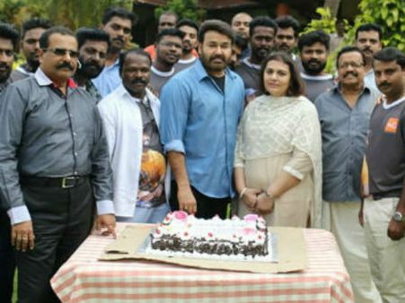 മോഹന്‍ലാലും കേക്ക് മുറിച്ചു, ദിലീപ് മാത്രമല്ല നാടെങ്ങും 'ആദി' ലഹരിയില്‍