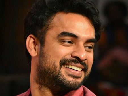 സൂക്ഷിച്ചും കണ്ടും നിന്നില്ലെങ്കില്‍ പുറത്താക്കപ്പെടും, ഇവിടെ ഒന്നും സ്ഥിരമല്ലെന്ന് ടൊവിനോ തോമസ്