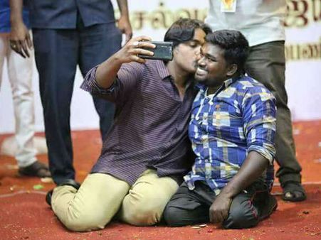 വൈകല്യമുള്ള ആരാധകനൊപ്പം നിലത്തിരുന്ന്, ഉമ്മ കൊടുത്ത് ഒരു സെല്‍ഫി, ഇതാണ്ട മക്കള്‍ സെല്‍വന്‍!!
