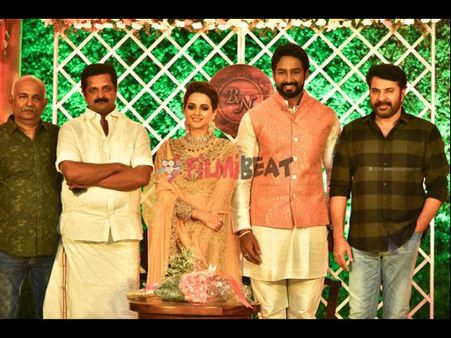 മമ്മൂക്ക ഇത് എന്ത് ഭാവിച്ചുള്ള വരവാണ്? കല്യാണ ചെക്കനെ എടുത്ത് പുറത്തിട്ട അവസ്ഥയാക്കിയെന്ന് ആരാധകര്‍!
