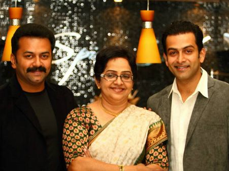 അച്ഛന്റെ ആ ജീവിതരീതിയാണ് പൃഥ്വിക്കും തനിക്കും പ്രചോദനമേകിയതെന്ന് ഇന്ദ്രജിത്ത്, വീഡിയോ വൈറല്‍!