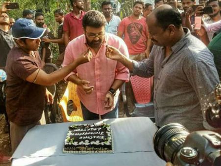 ഇത്തിക്കര പക്കിയാവാനായി എത്തിയ മോഹന്‍ലാലിനെ നിവിനും റോഷനും ഗംഭീരമായി വരവേറ്റു, ചിത്രങ്ങള്‍ കാണൂ!