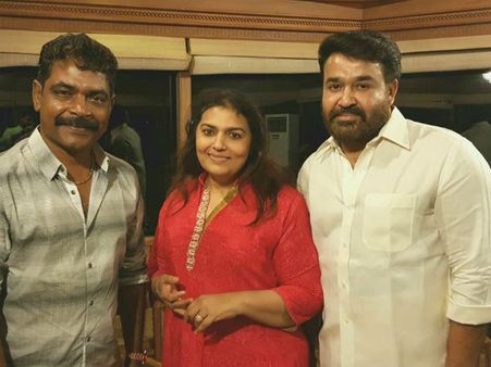 ആദിയുടെ വിജയം ആഘോഷിച്ച് ആന്റണി പെരുമ്പാവൂര്‍, മോഹന്‍ലാലും സുചിത്രയും എവിടെ?