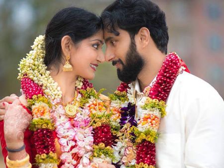 വിവാഹം കഴിഞ്ഞതിന്റെ സന്തോഷത്തിലാണ് ദിവ്യ ഉണ്ണി, പുതിയ തുടക്കത്തെക്കുറിച്ച് പറഞ്ഞത് കാണൂ!