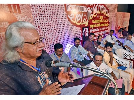 രശ്മി രാജ്യാന്തര ചലച്ചിത്രോത്സത്തിന് തുടക്കം, അനേകം ജീവിതങ്ങള്‍ ജീവിച്ച അനുഭവമാണ് പ്രദാനം ചെയ്യുന്നത്: അടൂര്‍