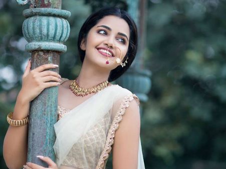 എന്തൊരു സുന്ദരിയാണ് അനുപമ.. ഈ കണ്ണെടുക്കാന്‍ തോന്നുന്നില്ല... അപ്‌സരസിനെ പോലെ..!!