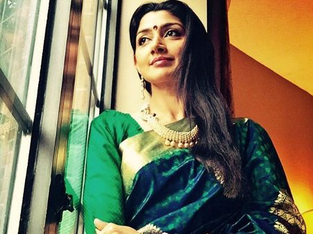 20 സിനിമ, ഡാന്‍സ്, വിവാഹം, വിവാഹ മോചനം, രണ്ടാം കല്യാണം; ദിവ്യ ഉണ്ണി ഇതുവരെ!!