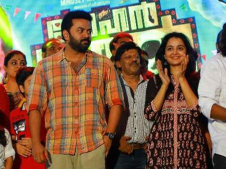 മോഹന്‍ലാലിന് മഞ്ജു വാര്യര്‍ നല്‍കിയ ഉമ്മ, അതും പരസ്യമായി, സോഷ്യല്‍ മീഡിയയില്‍ വൈറല്‍!