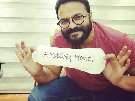 പാഡ് കയ്യിലേന്തി ജയസൂര്യ പറഞ്ഞു.. അക്ഷയ് കുമാറിന്റെ പാഡ്മാൻ സൂപ്പ‍ർ