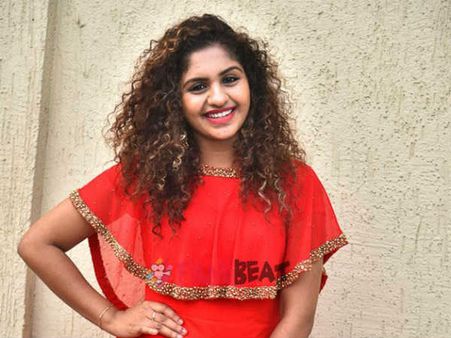 സോഷ്യൽ മീഡിയയിലെ ഇപ്പോഴത്തെ താരം നൂറിൻ! താരം ഒരു അഡാറ് സംഭവം തന്നെ! ചിത്രങ്ങൾ കാണാം