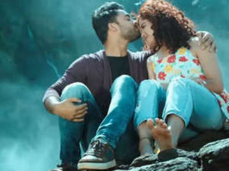 പ്രണയത്തിന് മറ്റൊരു നിർവചനവുമായി ടൊവിനോ! അഭിയുടെ കഥ അനുവിന്റേയും, ടീസർ കാണാം