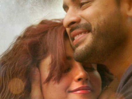 ടൊവിനോ അനുവിനെ പ്രണയിച്ചു തുടങ്ങി! അഭിയുടെ കഥ അനുവിന്റേയും; ട്രെയിലർ പുറത്ത്
