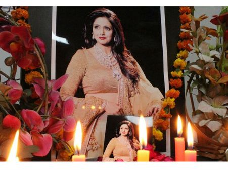 അവസാന യാത്രയ്ക്ക് മുന്‍പൊന്നു കാണണം, ശ്രീദേവിയുടെ വസതിയിലേക്ക് സന്ദര്‍ശകപ്രവാഹം!
