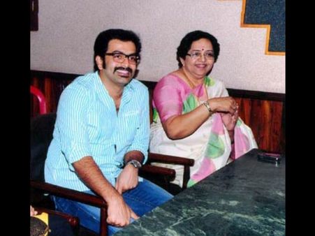 പൃഥ്വിയുടെ ലംബോര്‍ഗിനി വീട്ടിലെത്താത്തതിന് പിന്നിലെ കാരണത്തെക്കുറിച്ച് മല്ലിക സുകുമാരന്‍!