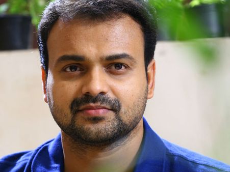 നെഗറ്റീവ് റിവ്യൂ, ഹൈഡ്രജന്‍ ബലൂണ്‍ പറത്തി വിജയിപ്പിക്കുന്ന മാതൃഭൂമിയോട് ചാക്കോച്ചന് പറയാനുള്ളത് കാണൂ