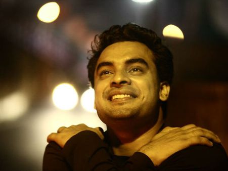 ടോവിനോ തോമസ് നായകനാവുന്ന പുതിയ ചിത്രം തീവണ്ടിയുടെ റിലീസ് പ്രഖ്യാപിച്ചു