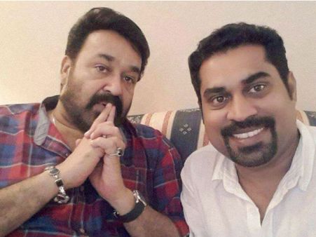 സ്വന്തം പാട്ട് മാത്രമല്ല മറ്റുള്ളവരുടെ പാട്ടും ആസ്വദിക്കുന്ന മോഹന്‍ലാല്‍ ശരിക്കും സൂപ്പര്‍താരമല്ലേ!