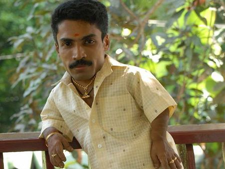 അപ്പോത്തിക്കിരി സംവിധായകന്റെ 'ഇളയരാജ'യില്‍ നായകന്‍ ഗിന്നസ് പക്രു: ഫസ്റ്റ്‌ലുക്ക് പോസ്റ്റര്‍ കാണാം