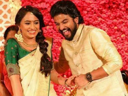 നീരജിന്റെ ജീവിതസഖിയായി ദീപ്തി, വിവാഹ നിശ്ചയ ചിത്രങ്ങള്‍ വൈറലാവുന്നു, കാണൂ!