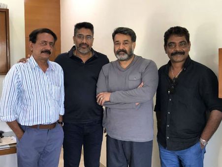 സഹോദരന്‍റെ കരുതലുമായി ആന്‍റണി, മോഹന്‍ലാലിന്‍റെ ഒടിയനെക്കുറിച്ച് സംവിധായകന്‍റെ വെളിപ്പെടുത്തല്‍, കാണൂ