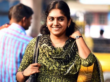 നിമിഷ സജയന്‍ ഇനി നായിക മാത്രമല്ല, സംവിധായിക കൂടിയാണ്! ടൊവിനേയാണ് നായകന്‍..!