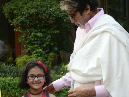 സെക്യൂരിറ്റിയുടെ കണ്ണുവെട്ടിച്ച് അകത്തു കയറി, പിന്നെ ഒരു കൈ വീശൽ, ബച്ചനെ കാണാൻ കുട്ടിയുടെ സാഹസം