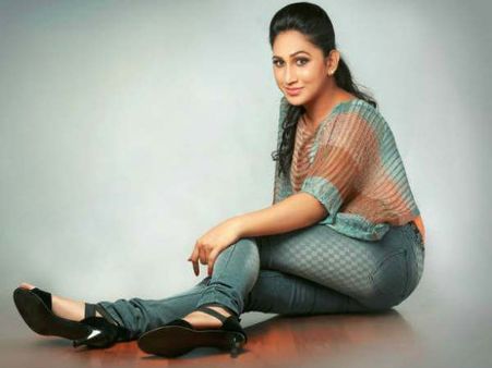 Anjali:ഞാന്‍ നന്നായില്ലെങ്കിലും സാരമില്ല എന്റെ അയല്‍വാസി നശിക്കണേ, മല്ലികയെ ട്രോളിയവരോട് അഞ്ജലി