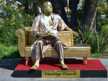 കാസ്റ്റിംഗ് കൗച്ചിനെതിരെ വേറിട്ട പ്രതിഷേധം! ബാത്ത് ടബ്ബ് ടവൽ ധരിച്ച ഹാർലിയുടെ പ്രതിമ