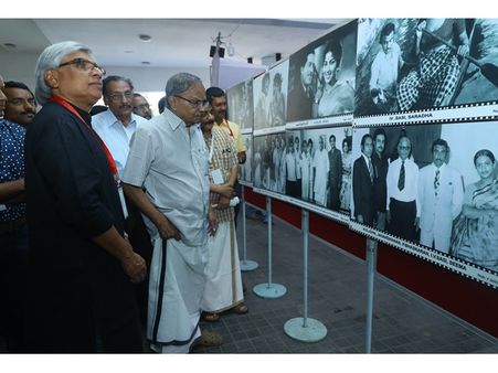 ചലച്ചിത്ര ചരിത്രം ക്യാമറയില്‍ ഒപ്പിയ ഡേവിഡ് ചിത്രങ്ങള്‍: പ്രദര്‍ശനത്തില്‍ കൗതുകത്തോടെ എംടി