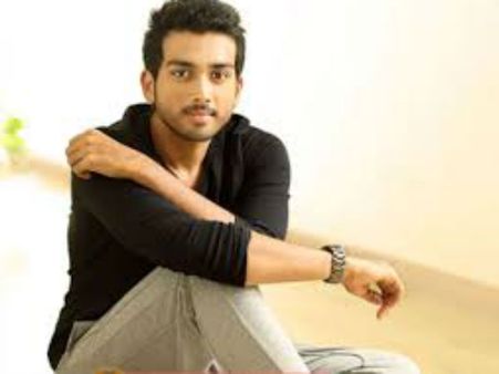 Kalidas Jayaram: ചക്കുളത്ത് കാവില്‍ പോയത് പോലെയാണല്ലോ, കാളിദാസന്റെ ഫേസ്ബുക്കിനെക്കുറിച്ച് പിഷാരടി!