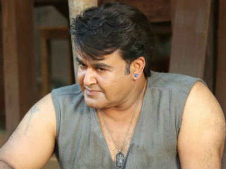 അത് വെറും മാലയല്ല, അതിനുള്ളിൽ ഒരു രഹസ്യമുണ്ട്! രഹസ്യം തേടി ആരാധകർ