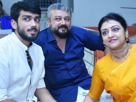 ആദ്യം പിടിച്ചിരുന്നു, പിന്നെ കണ്ണു നിറഞ്ഞ് ഒഴുകി! പൂമരം കണ്ടതിനു ശേഷമുള്ള പാർവതിയുടെ വീഡിയോ കാണാം