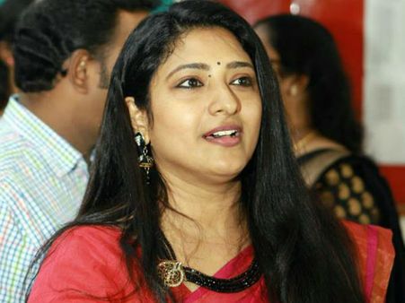 ചാനലുകാര്‍ തമ്മിലുള്ള യുദ്ധം, മാനസിക പിരിമുറുക്കം കൂട്ടുന്നുവെന്ന് നടി പ്രവീണ