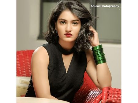 മണിക്കൂറിന് എത്ര രൂപയാണ്, ക്വീന്‍ നായികയ്ക്ക് മറുപടിയുണ്ട്..! എല്ലാവരും കണ്ടം വഴി ഓടിയോ?