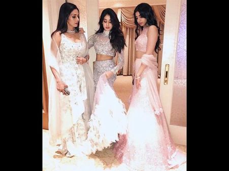 സഹോദരിമാര്‍ക്കായി ഡിന്നറൊരുക്കി അര്‍ജുന്‍ കപൂര്‍, പിണക്കമൊക്കെ ഇനി പഴങ്കഥ!