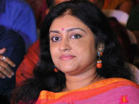 മമ്മൂട്ടിയെക്കുറിച്ചും മോഹന്‍ലാലിനെക്കുറിച്ചും ചോദിച്ചപ്പോള്‍ പാര്‍വതി ജയറാമിന്റെ പ്രതികരണം, കാണൂ!
