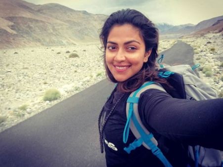 എങ്ങും തൊടാതെ തലകുത്തി നിന്ന് അമല പോള്‍, ഫിറ്റ്‌നസ് ലെവല്‍ ഓക്കെയല്ലേ? വീഡിയോ കാണാം!