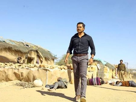 കാര്‍ത്തി ചിത്രം തീരനിലെ ആ മാസ് രംഗം ഷൂട്ട് ചെയ്തത് ഇങ്ങനെ; വീഡിയോ വൈറല്‍! കാണാം