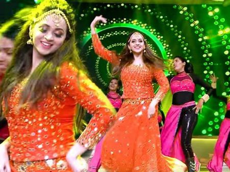 വിവാഹ ശേഷം ഫുള്‍ ഫോമില്‍ ഭാവന, വനിത വേദിയെ ഇളക്കിമറിച്ച നടിയുടെ പെര്‍ഫോമന്‍സ്!!