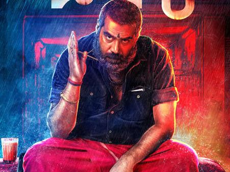 biju menon: മഴയത്ത് ചായ കുടിച്ച് കലിപ്പ് ലുക്കിൽ ബിജു മേനോൻ!! ഇത് പടയോട്ടത്തിനുള്ള പുറപ്പാടാണോ..
