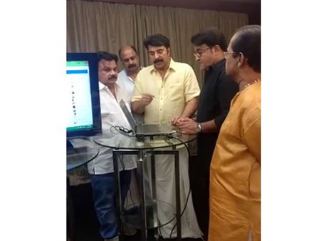 മമ്മൂട്ടി പറഞ്ഞു മോഹന്‍ലാല്‍ പേജ് ലോഞ്ച് ചെയ്തു...! ഒടുവില്‍ അമ്മയ്ക്കും ഫേസ്ബുക്ക് പേജ് ആയി!
