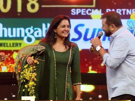 കൊന്നപ്പൂവിനുള്ളിലൊരു സര്‍പ്രൈസ്, പുരസ്‌കാര വേദിയില്‍ മഞ്ജു വാര്യരെ ഞെട്ടിച്ച് ജയറാം, വീഡിയോ വൈറല്‍!